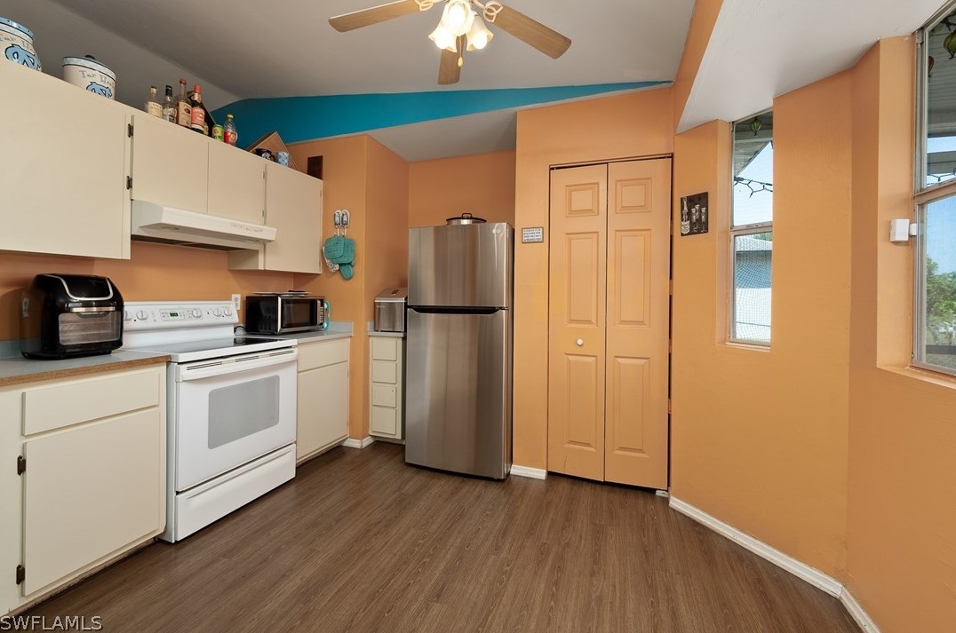 3914 13th St, Lehigh Acres, FL 33976-2825