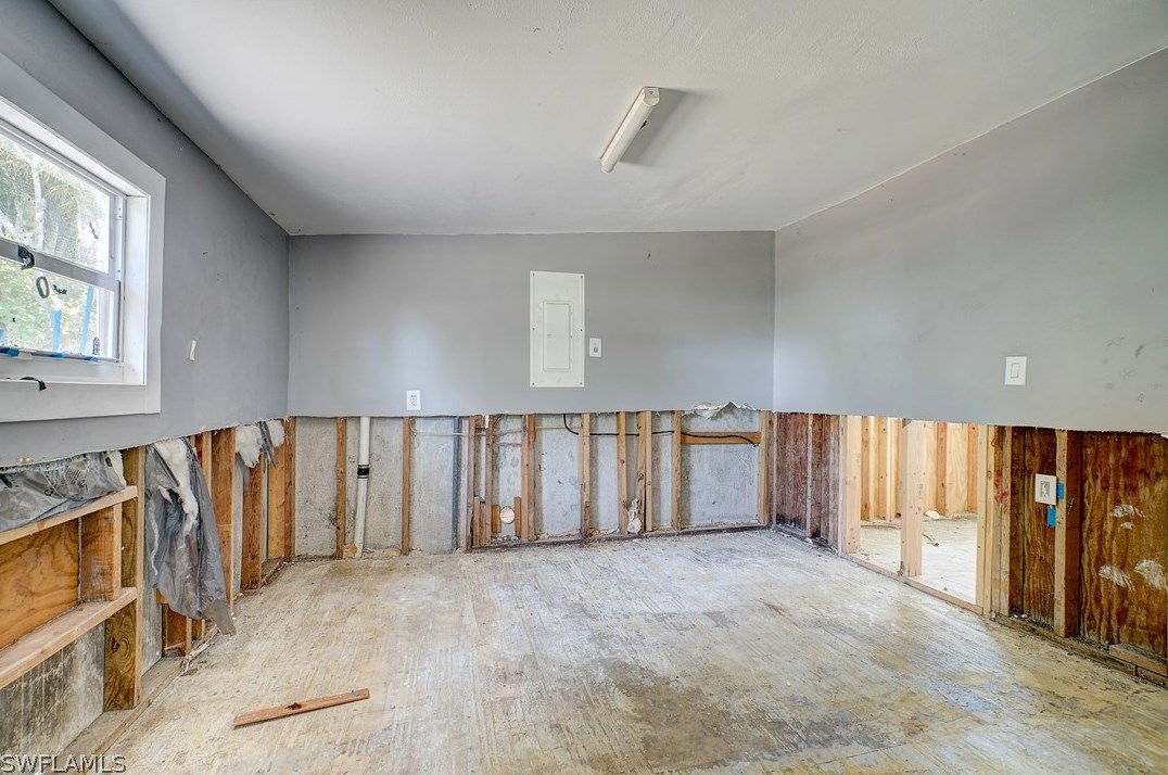 1897 Hbr Ln, Naples FL 34104-0317 exterior