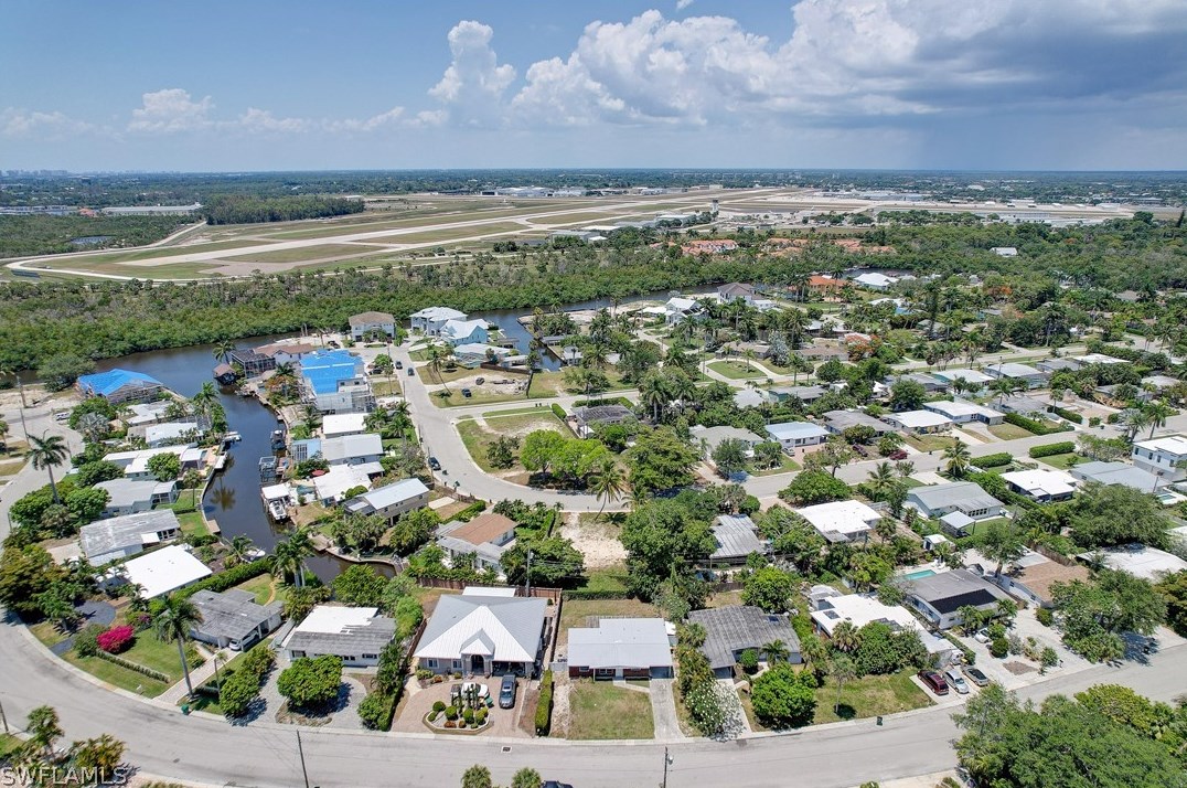 1897 Hbr Ln, Naples FL 34104-0317 exterior