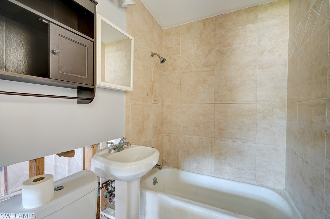 1897 Hbr Ln, Naples FL 34104-0317 exterior