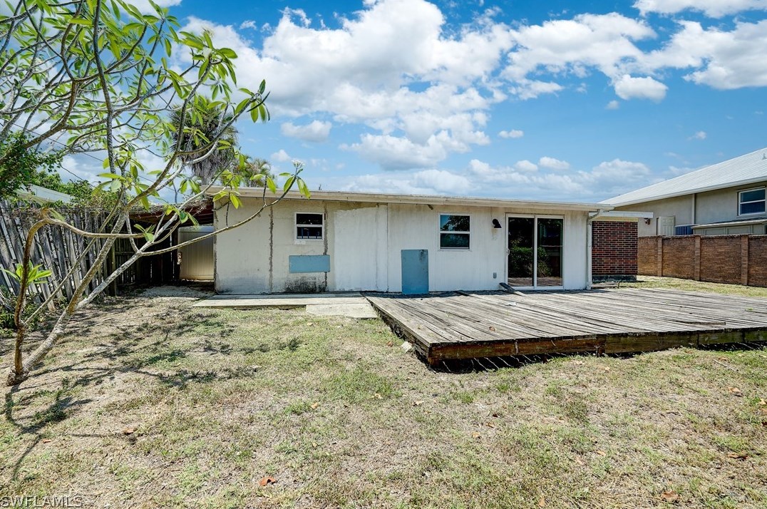 1897 Hbr Ln, Naples FL 34104-0317 exterior