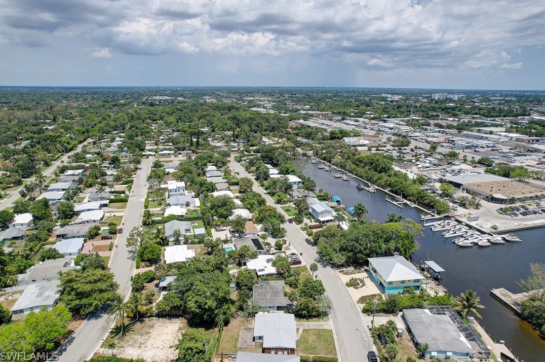 1897 Hbr Ln, Naples FL 34104-0317 exterior