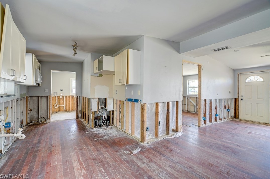 1897 Hbr Ln, Naples FL 34104-0317 exterior