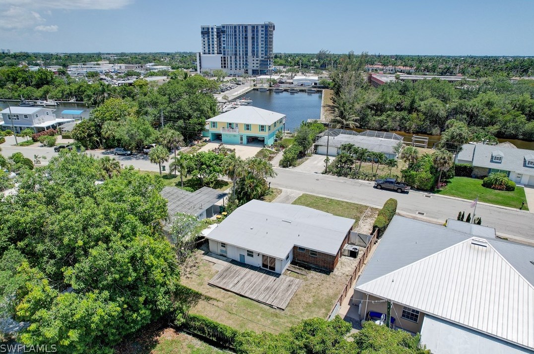 1897 Hbr Ln, Naples FL 34104-0317 exterior