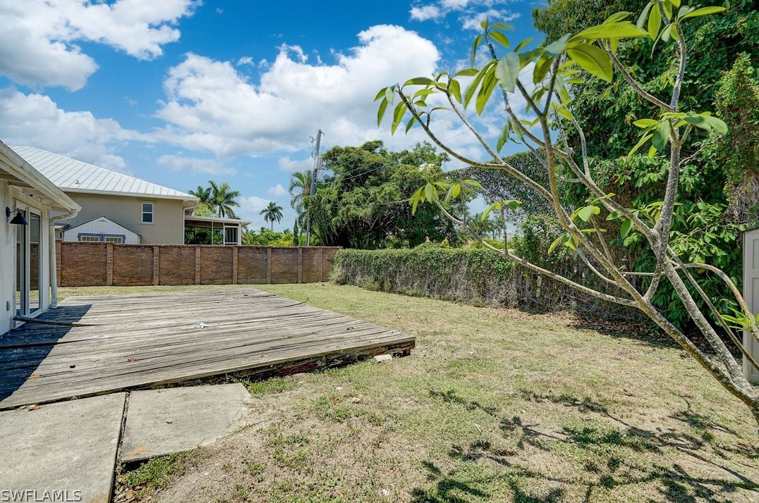 1897 Hbr Ln, Naples FL 34104-0317 exterior