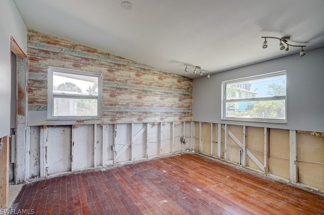 1897 Hbr Ln, Naples FL 34104-0317 exterior