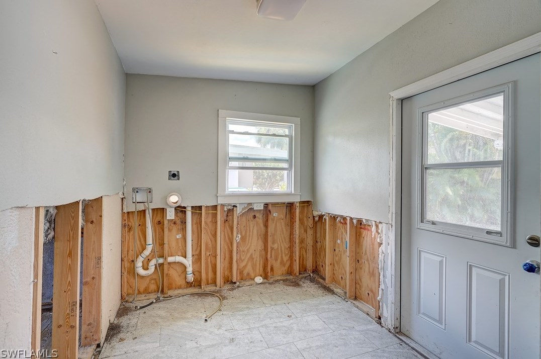 1897 Hbr Ln, Naples FL 34104-0317 exterior