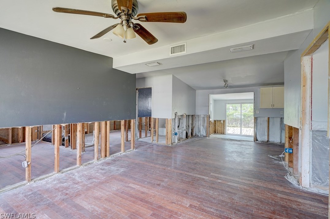 1897 Hbr Ln, Naples FL 34104-0317 exterior