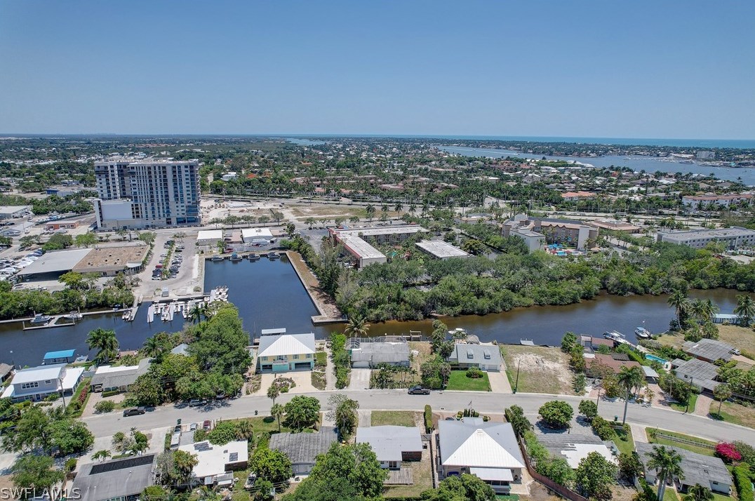 1897 Hbr Ln, Naples FL 34104-0317 exterior