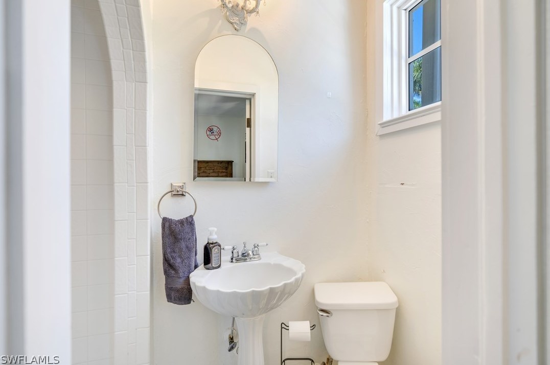 1221 Canterbury Dr, Fort Myers FL  33901-8762 exterior