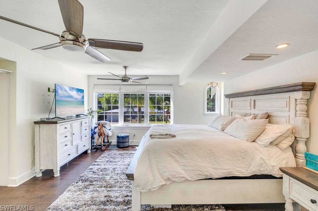 1221 Canterbury Dr, Fort Myers FL  33901-8762 exterior