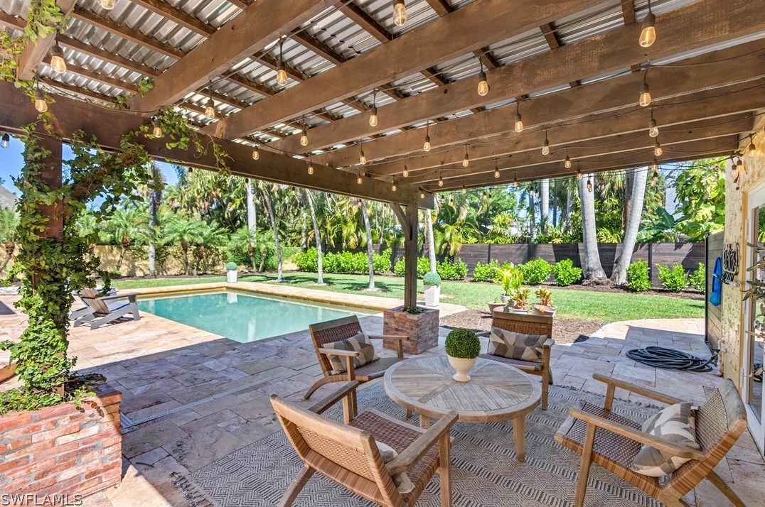 1221 Canterbury Dr, Fort Myers FL  33901-8762 exterior