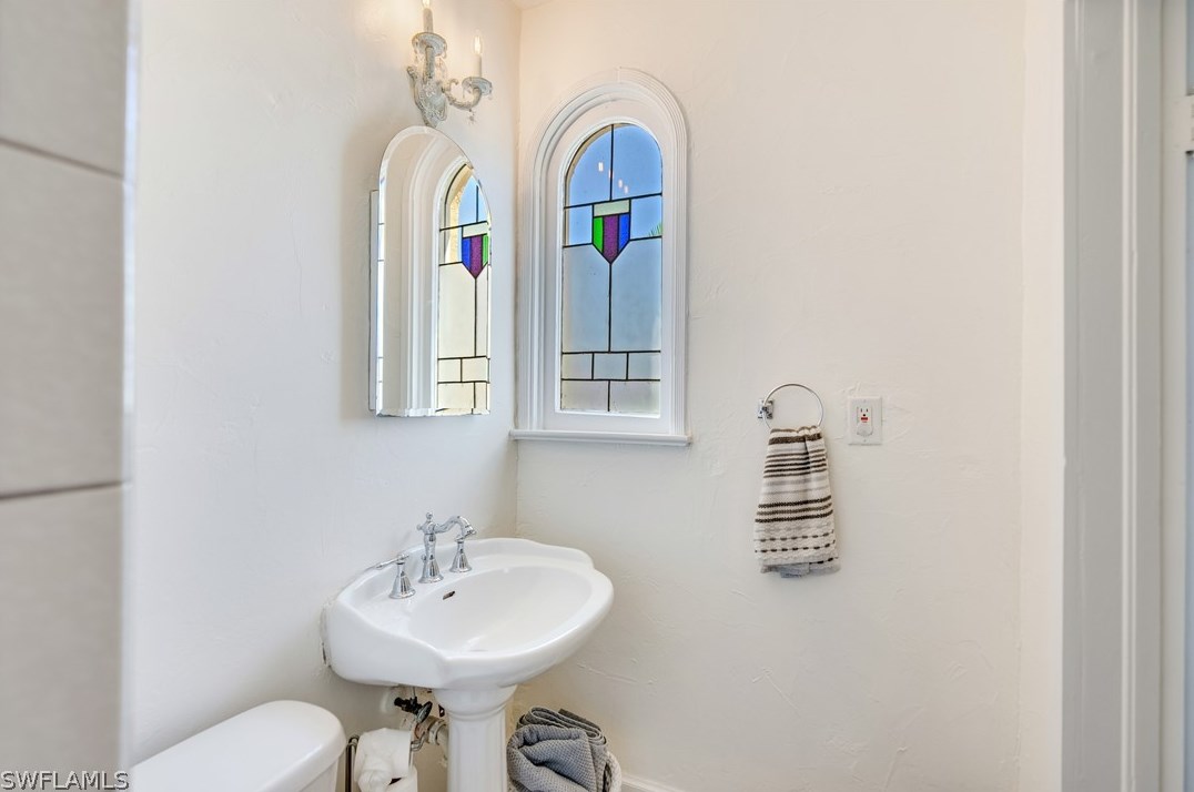 1221 Canterbury Dr, Fort Myers FL  33901-8762 exterior