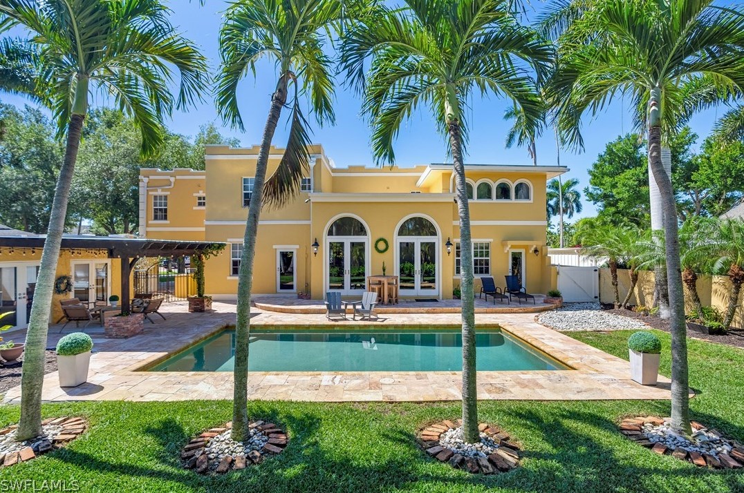 1221 Canterbury Dr, Fort Myers FL  33901-8762 exterior