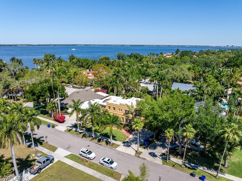 1221 Canterbury Dr, Fort Myers FL  33901-8762 exterior