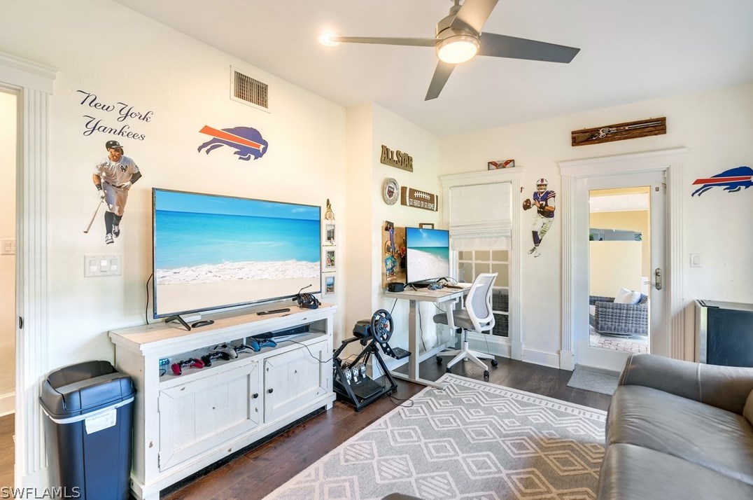 1221 Canterbury Dr, Fort Myers FL  33901-8762 exterior