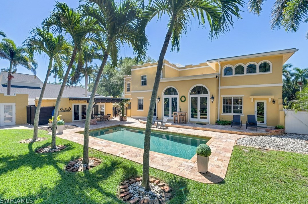 1221 Canterbury Dr, Fort Myers FL  33901-8762 exterior