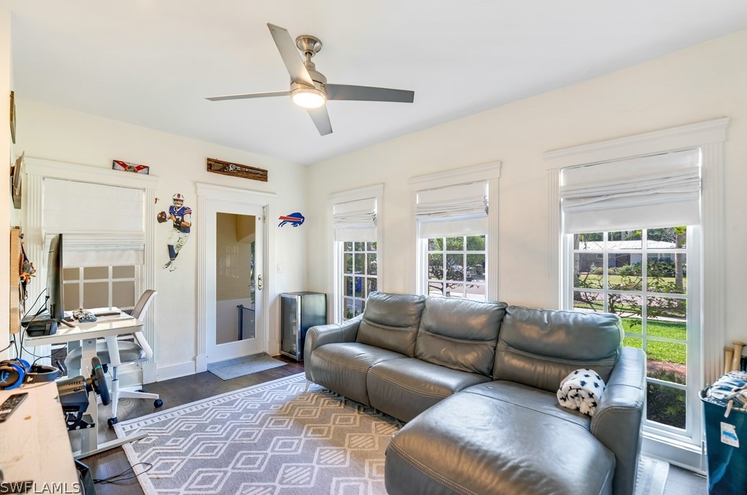 1221 Canterbury Dr, Fort Myers FL  33901-8762 exterior