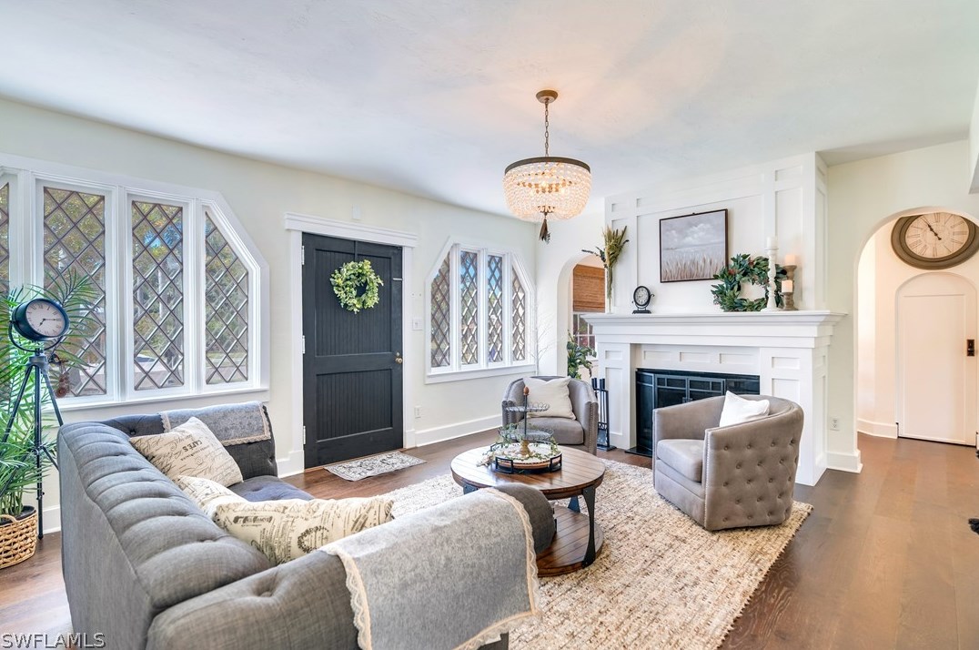 1221 Canterbury Dr, Fort Myers FL  33901-8762 exterior