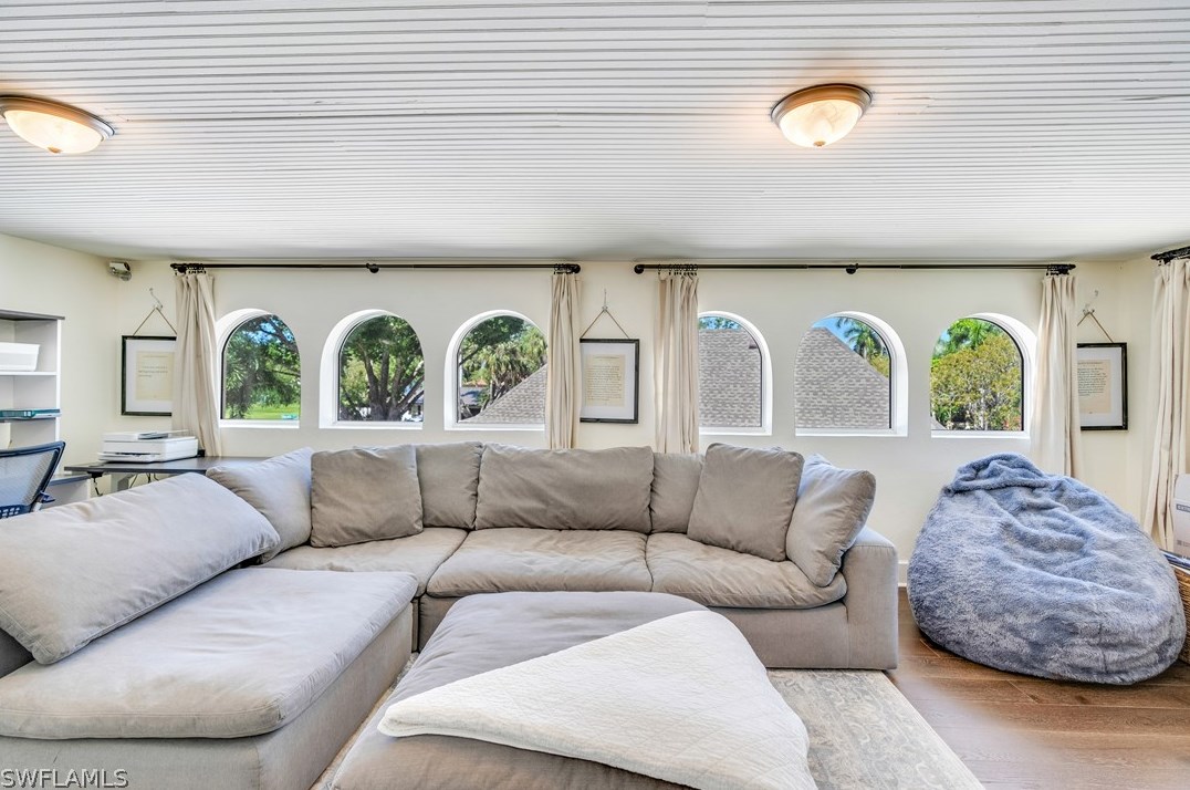 1221 Canterbury Dr, Fort Myers FL  33901-8762 exterior