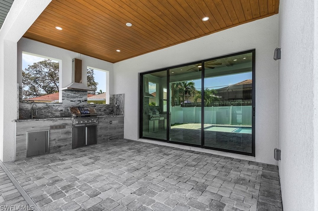 689 101 Ave, Naples FL 34108-3206 exterior