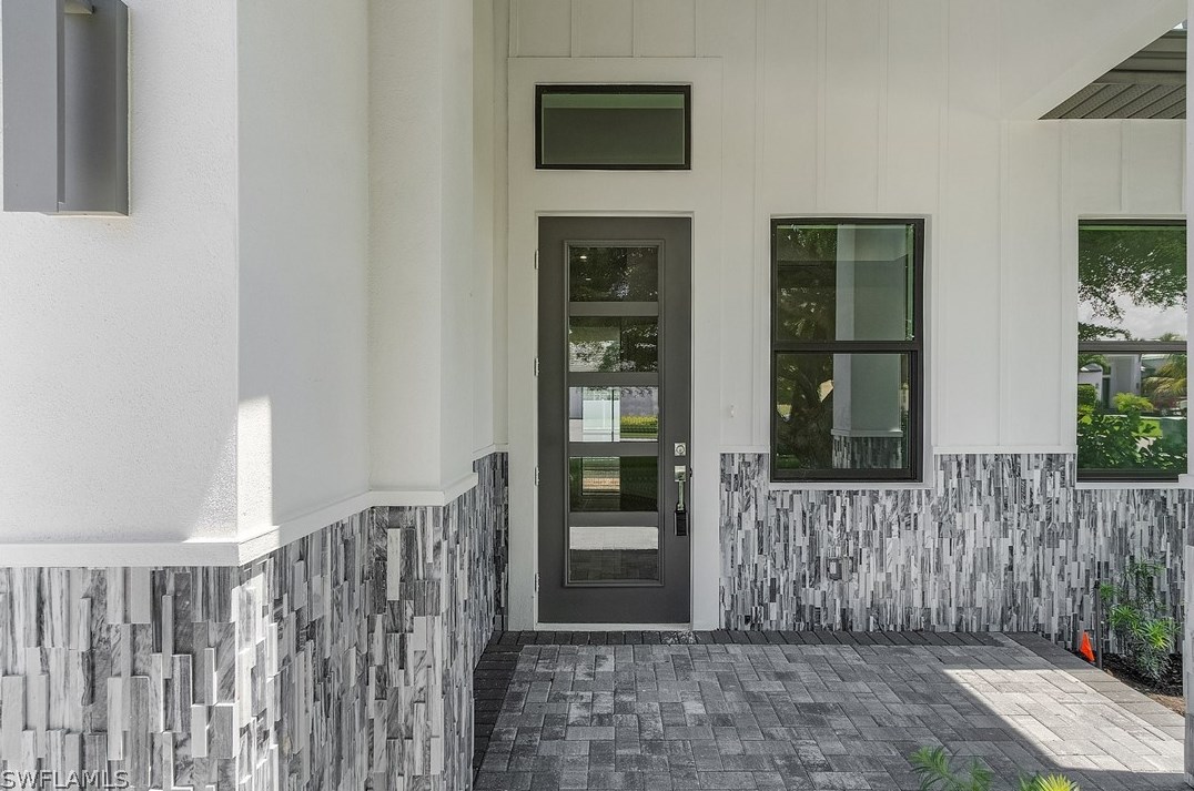 689 101st Ave, Naples, FL 34108-3204