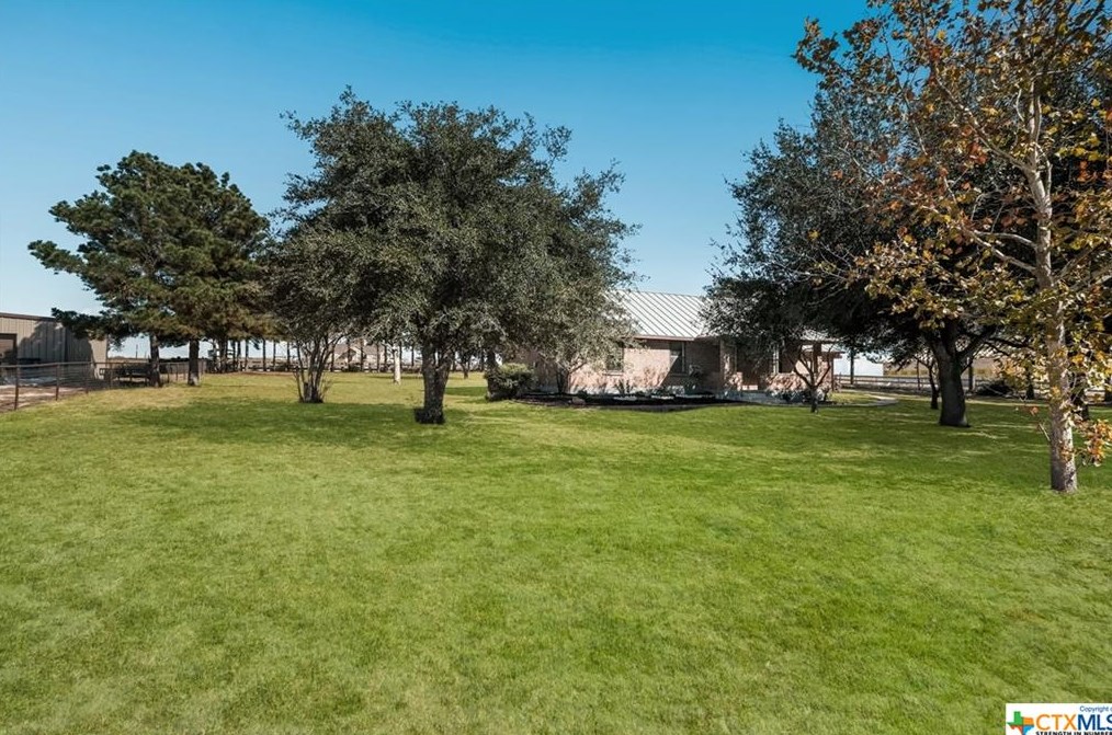 213 Bluebonnet Rdg, Lavernia, TX 78121-5159