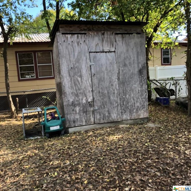 2205 San Antonio St, New Braunfels TX 78130-6764 exterior