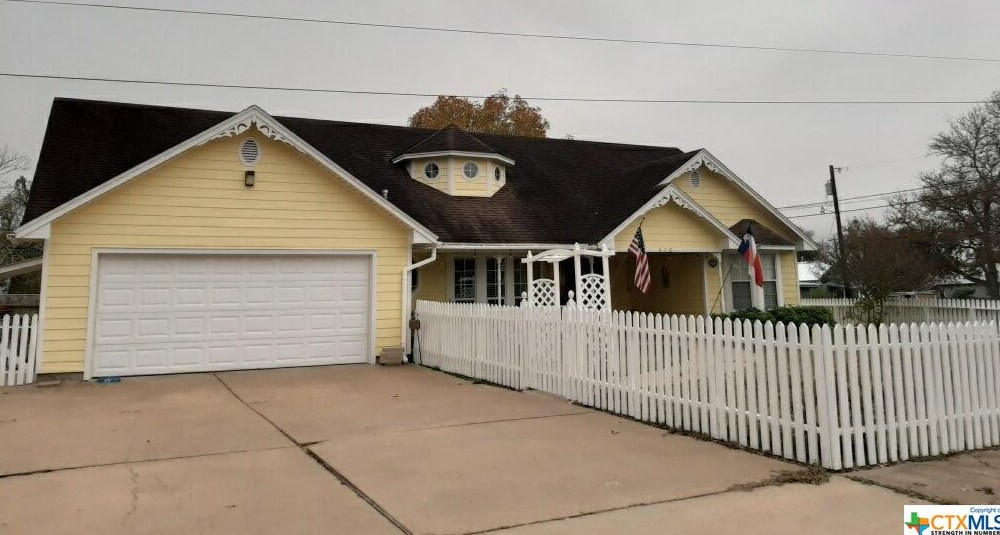 510 College St, Engle, TX 78956-1408
