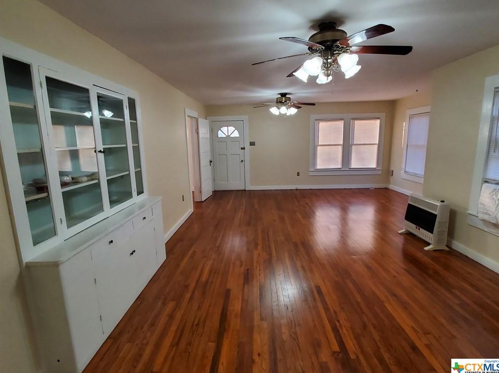 513 S River St, Seguin, TX 78155