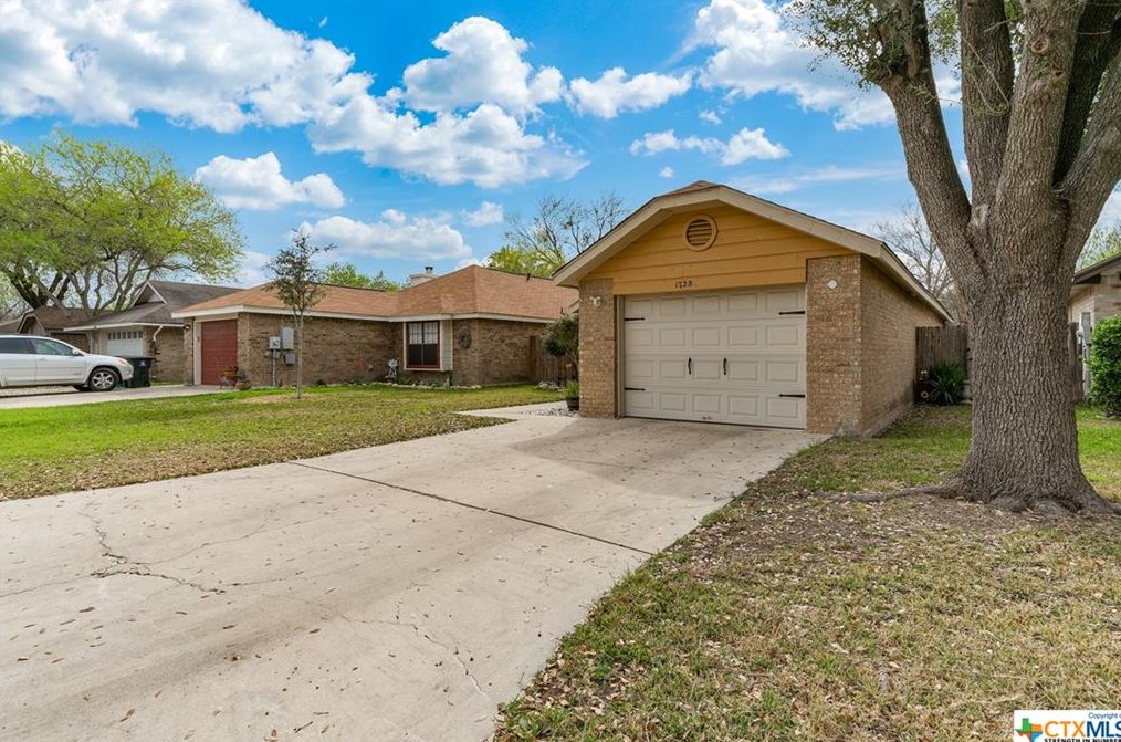 1728 Broadmoor Dr, New Braunfels, TX 78130-2309