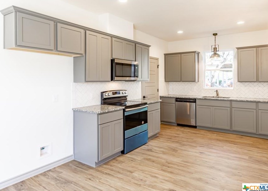 2563 Robin Hood Dr, New Braunfels TX 78133-3645 exterior