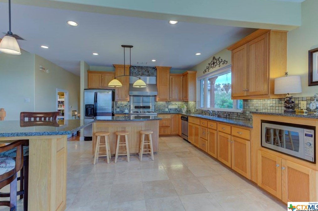 1025-1031 Kings Cv Dr, New Braunfels TX exterior