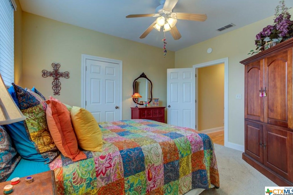 1025-1031 Kings Cv Dr, New Braunfels TX exterior