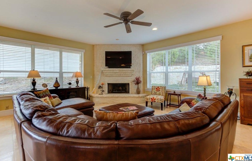 1025-1031 Kings Cv Dr, New Braunfels TX exterior