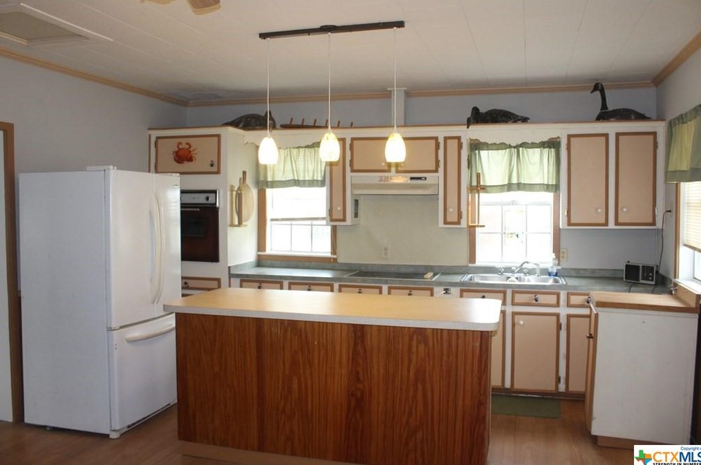 28 N Blackburn Ave, Green Lake, TX 77979