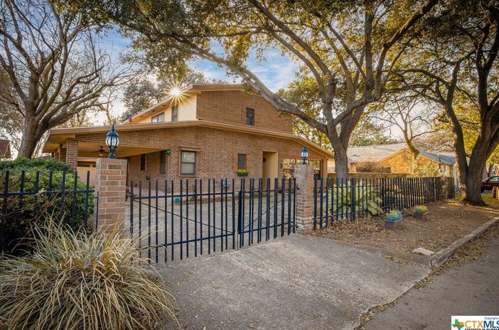 1065 Booneville Ave, New Braunfels TX 78130-4912 exterior