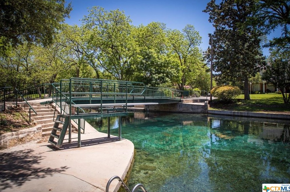 1065 Booneville Ave, New Braunfels TX 78130-4912 exterior