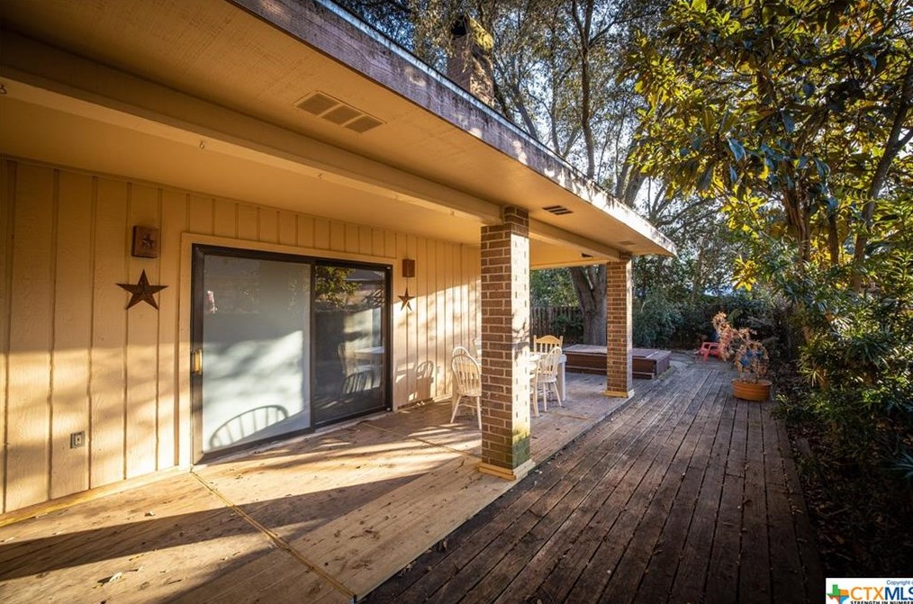 1065 Booneville Ave, New Braunfels TX 78130-4912 exterior