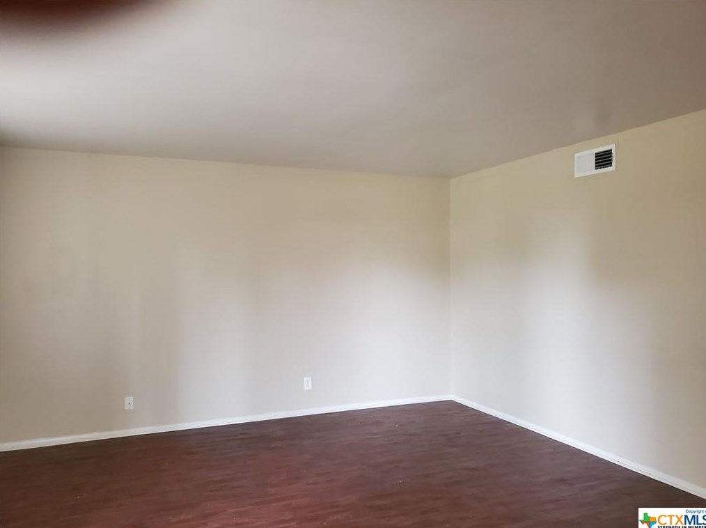 1120 N King St #109, Seguin, TX 78155