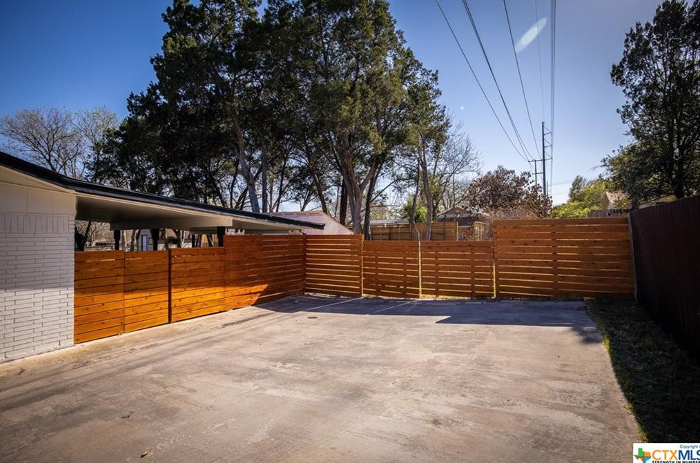 561 Beverly Ln, New Braunfels TX 78130-6147 exterior