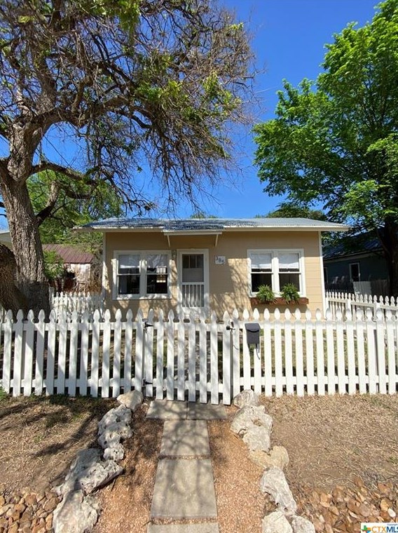 385 Comal Ave, New Braunfels, TX 78130