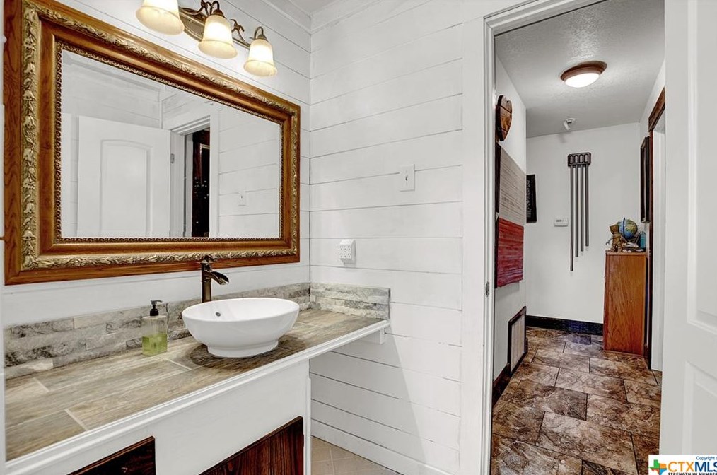 762 Carl Dr, New Braunfels TX 78130-2917 exterior