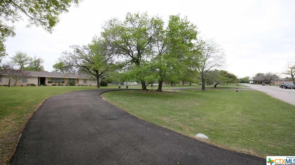 6 Chris James Ave, Lampasas, TX 76550-2305