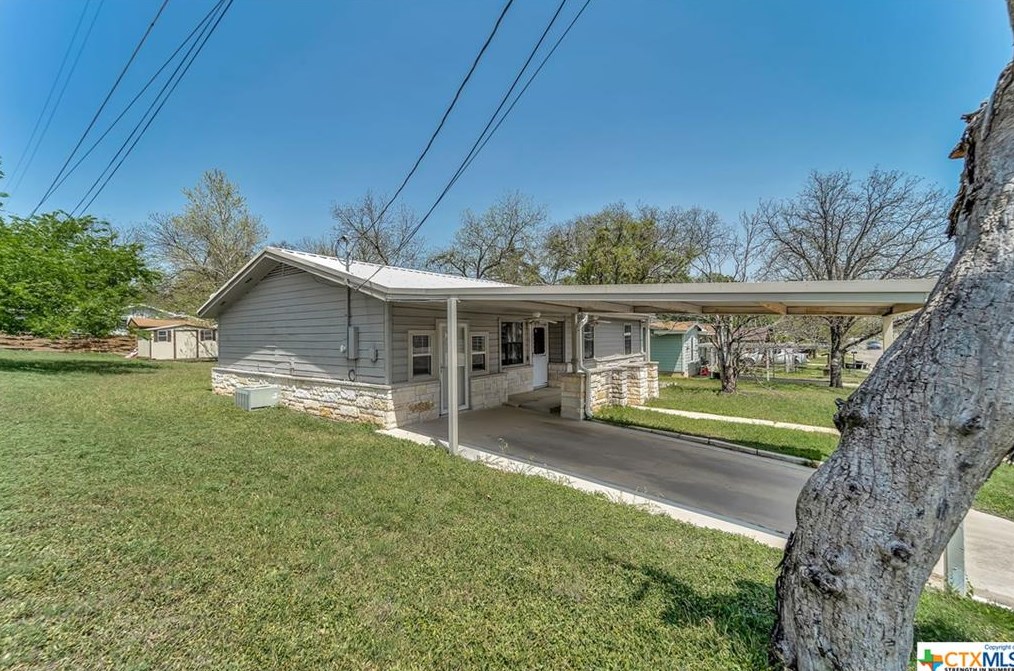 417 6th St, Lampasas, TX 76550-3223
