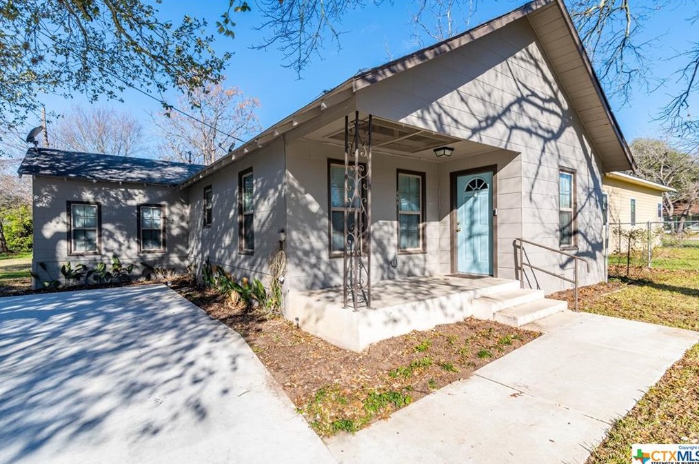 404 S Oak Ave, Stairtown, TX 78648