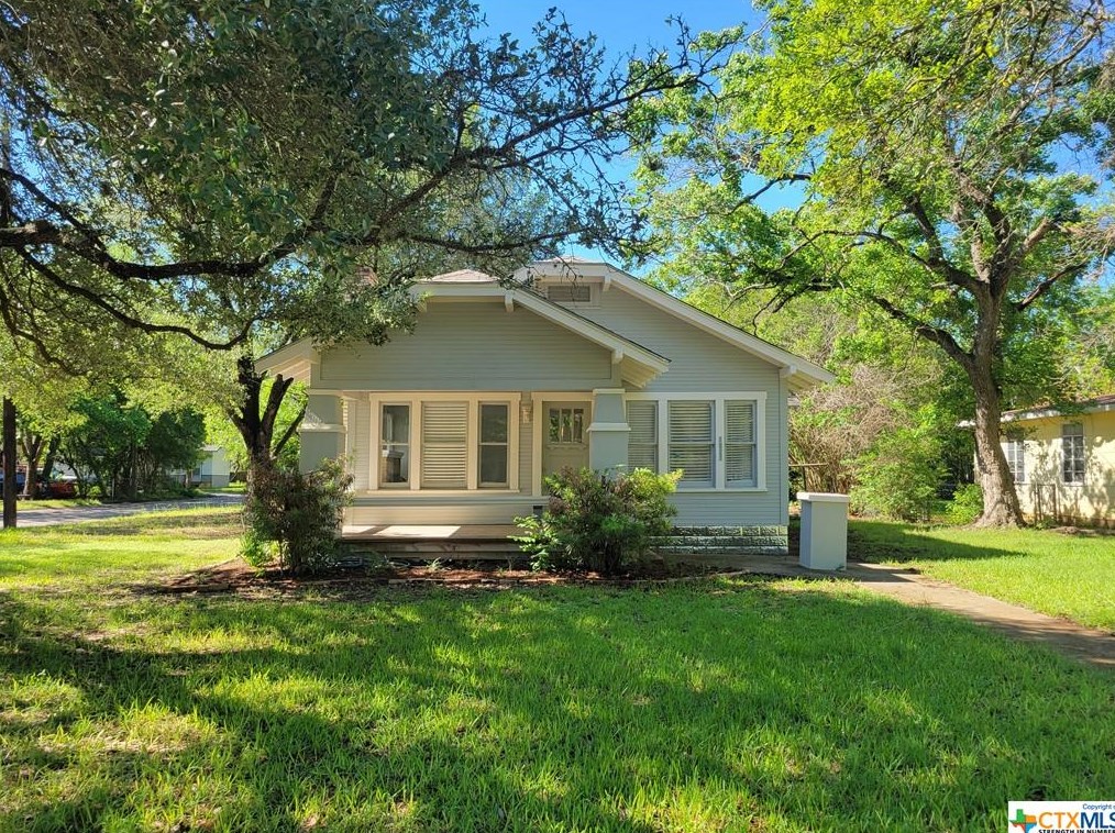 1027 Palm St, Seguin, TX 78155