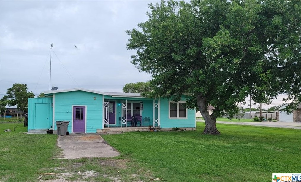 802 W Washington Ave, Seadrift, TX 77983