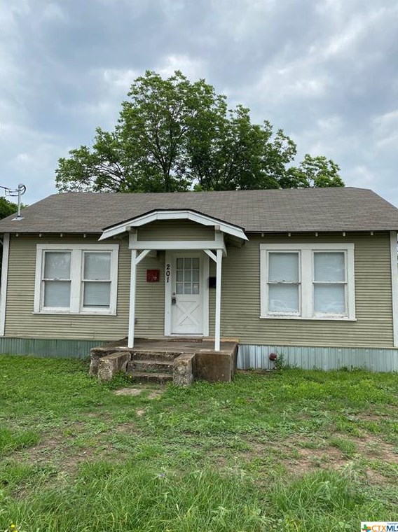 201 E Kingsbury St, Seguin, TX 78155