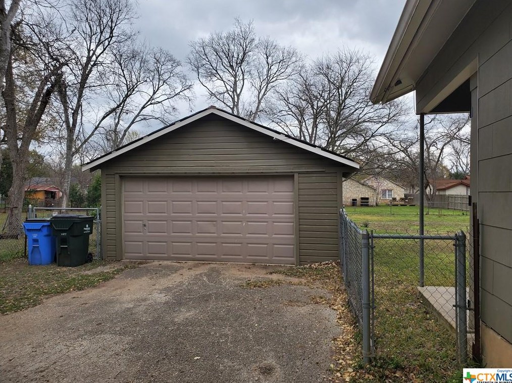 721 N Olive St, Seguin, TX 78155